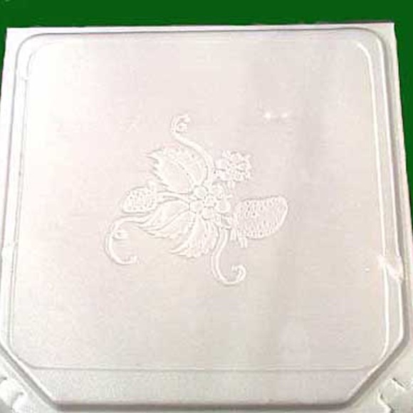 AVON RARE 22K GOLD TRIM 1978 STRAWBERRY PLATE & 6 ORIGINAL STRAWBERRY SHAPED - Picture 4 of 6